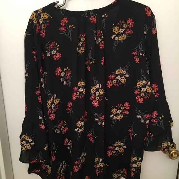 *SOLD* Violet and Claire Floral Top - Picture 4 of 5